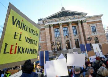 SOSTE järjesti huhtikuussa Loppu hyvinvointileikkauksille -mielenosoituksen hallituksen kehiysriihen alkaessa.