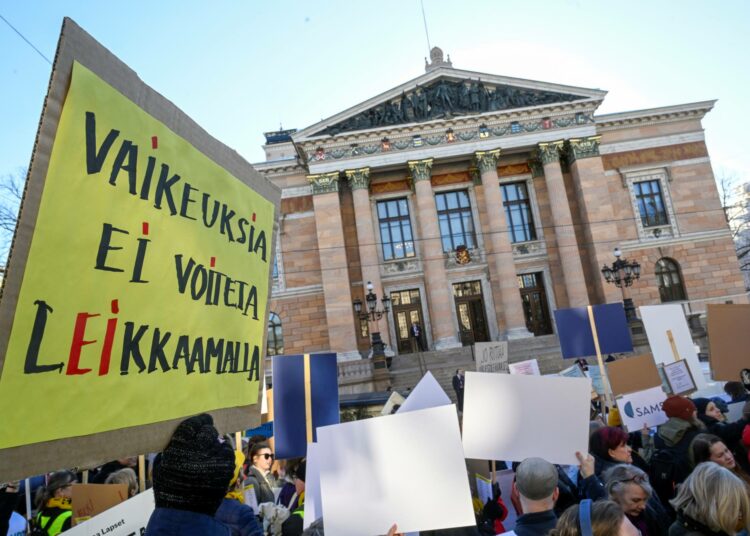 SOSTE järjesti huhtikuussa Loppu hyvinvointileikkauksille -mielenosoituksen hallituksen kehiysriihen alkaessa.