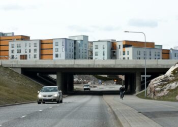 Kaupunki voi kaavoittaa asuntoja, mutta se ei voi kaavoittaa niihin ihmisiä. Kuvassa Viikinmäen asuinaluetta Helsingissä.