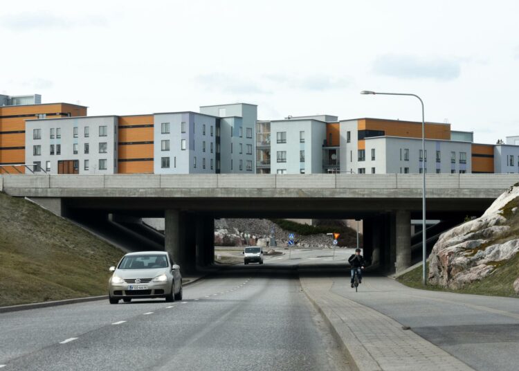 Kaupunki voi kaavoittaa asuntoja, mutta se ei voi kaavoittaa niihin ihmisiä. Kuvassa Viikinmäen asuinaluetta Helsingissä.