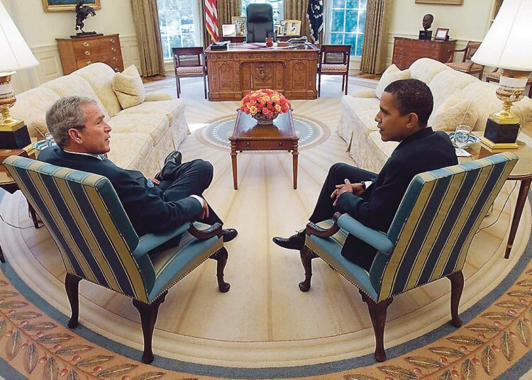 Nykyisen ja tulevan presidentin, George W. Bushin ja Barack Obaman ensimmäinen vallansiirtotapaaminen järjestettiin maanantaina Valkoisen talon Oval Officessa.