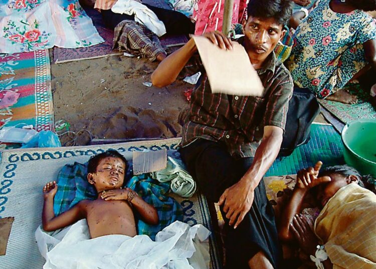 Sri Lankan armeijan pommituksissa loukkaantuneita tamilisiviilejä väliaikaisessa sairaalassa maan pohjoisosien niin sanotulla tulitaukoalueella. Viime kuukausien pommituksissa on kuollut arviolta kymmenen tuhatta ihmistä.