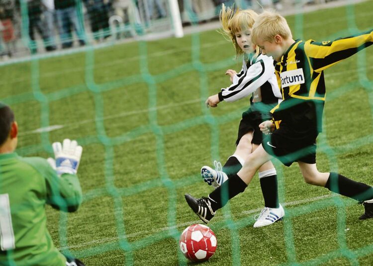 Helsinki Cup huipentuu viikonloppuna finaaleihin. FC Honka pelasi Käpylän Palloa vastaan näytösottelussa Narikkatorilla Helsingissä jalkapallon Helsinki Cupin 2009 avajaisissa sunnuntaina 5. heinäkuuta.