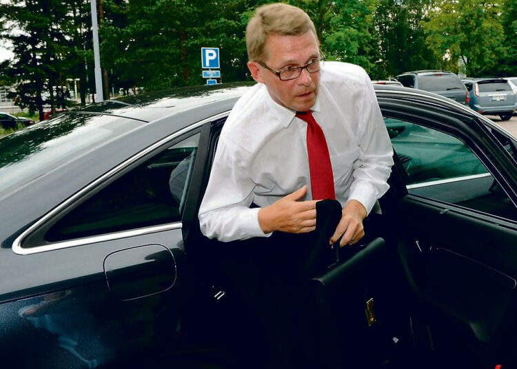 Pääministeri Matti Vanhanen (kesk.) on kesän aikana joutunut vastaamaan moniin kiusallisiin kysymyksiin vaalirahoituksesta. Onko vaalirahoitus vain jäävuoren huippu vai paljon melua tyhjästä?