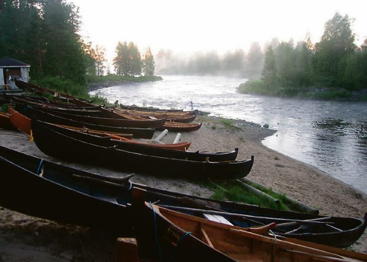 Veneet nukkuivat kesäyön usvassa Iijokisoudun yötauolla Taivalkoskella vuonna 2008.