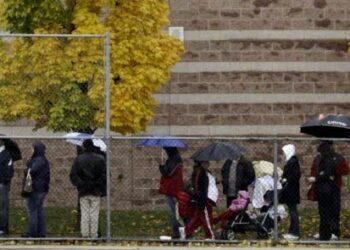 Ihmisiä jonottamassa julkisen terveydenhuollon sikainfluenssarokotusta Milwaukeessa Wisconsinin osavaltiossa.