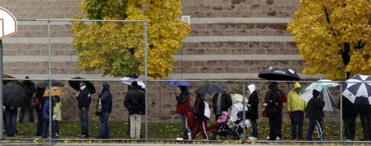 Ihmisiä jonottamassa julkisen terveydenhuollon sikainfluenssarokotusta Milwaukeessa Wisconsinin osavaltiossa.