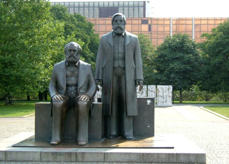 Karl Marx tutki Hegel-kritiikkinsä yhteydessä valtion ja kansalaisyhteiskunnan suhdetta. Kuvassa Marxin ja Engelsin patsas Berliinissä.