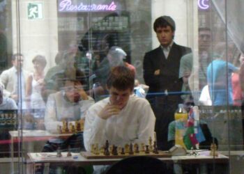 Magnus Carlsen pelasi vuonna 2008 Bilbaossa. Taustalla Teimour Radjabov.