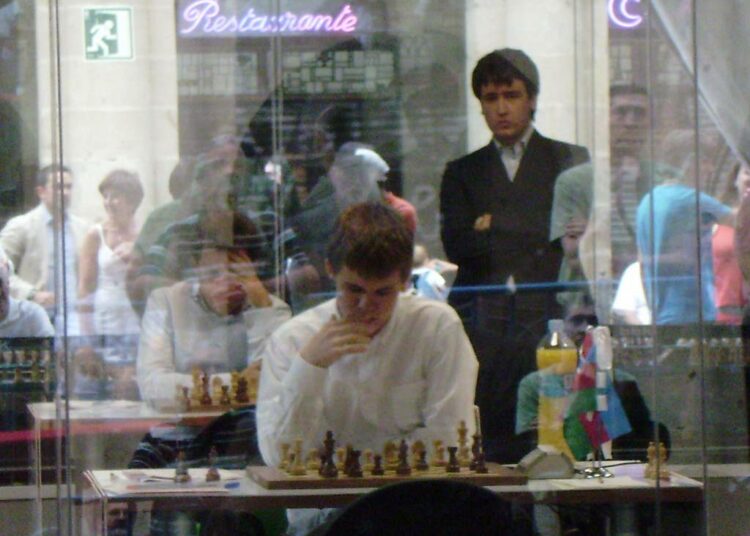 Magnus Carlsen pelasi vuonna 2008 Bilbaossa. Taustalla Teimour Radjabov.