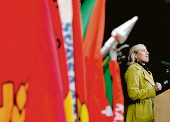SDP:n puheenjohtaja puhui vappujuhlassa Hakaniemessä punaisen lippurivistön viereltä.