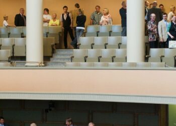 Lehterillä oli reilusti tavallista enemmän yleisöä ydinvoimaäänestystä seuraamassa.