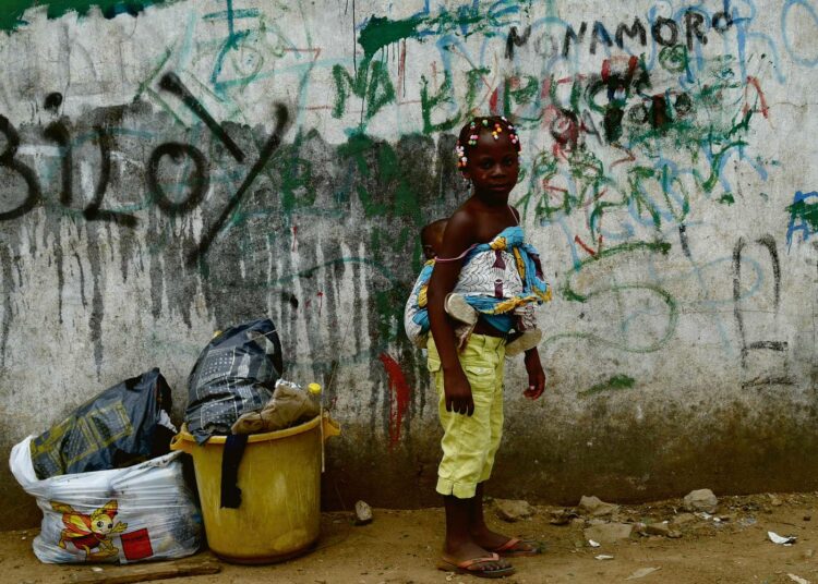 Angolan pääkaupunki Luanda on nyt ulkomaankomennuksella työskenteleville maailman kallein kaupunki. Moni angolalainen elää köyhyydessä maan öljytuloista huolimatta.