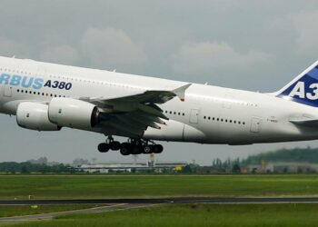 Airbus 380 kiinnostaa lentokonespottareita.