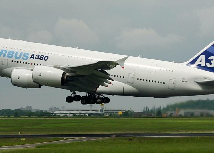 Airbus 380 kiinnostaa lentokonespottareita.