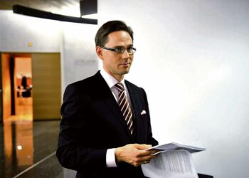 Kirjoittaja jakaa Jyrki Kataiselle risun poliittiselta vuodelta 2010.