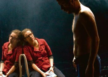 Naisohjaaja (Elina Knihtilä) alkaa ymmärtää Akseli Koskelaa (Tuomas Rinta-Panttila).