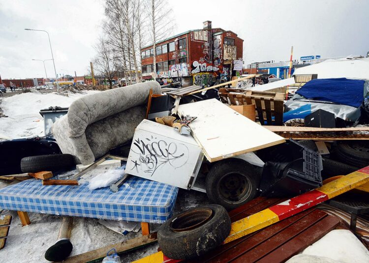 Sosiaalikeskus Sataman pihalta sisätiloihin viikonlopuksi siirtyvien romanien majoitusta käsitellään seuraavan kerran maanantaina Helsingin kaupunginhallituksessa.