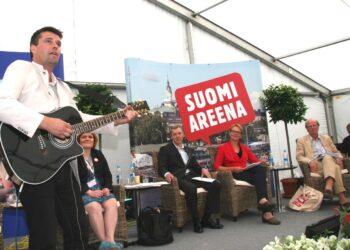 Kalle Hyötynen täydensi sanottavaansa laululla.