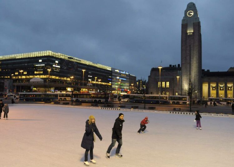 Helsingistä jäätä ei nyt löydy kuin jäähalleista sekä Rautatientorin jääpuistosta.