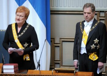 Tarja Halonen puhui viimeistä kertaa presidenttinä. Vierellä tuleva presidentti Sauli Niinistö.
