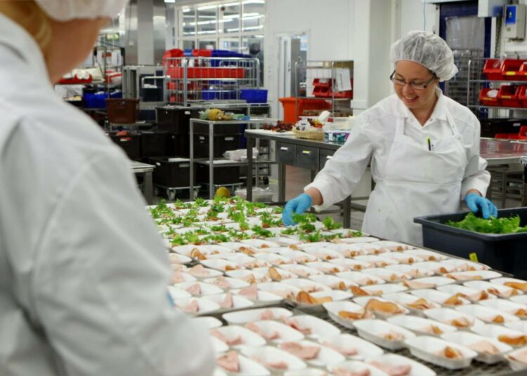 Finnairin ruoka-annokset on valmistettu Finnair cateringin tuotantotiloissa, mutta nyt toiminta ulkoistetaan Lufthansan tytäryhtiölle.