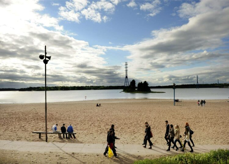 Lomakausi on alkanut, vaikka uimarantakelit antavat vielä odottaa. SAK muistuttaa, ettei ole lomaa, jos ei ole työtä.