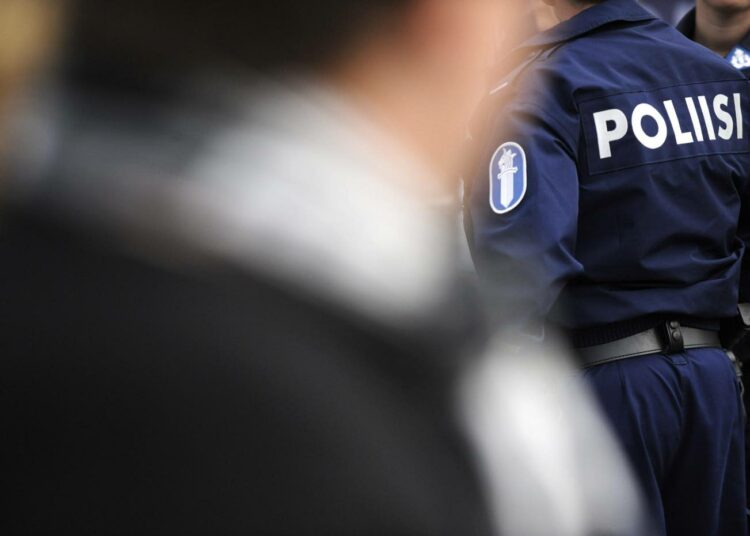 Esimerkiksi poliisihallinto toimii sille annettujen säästövaateiden sanelemana omasta mielestään järkiperäisesti, kun se karsii palvelupisteitään ja suurentaa hallintoalueitaan.