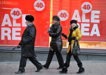 Venäläisiä turisteja matkalla ostoksille.