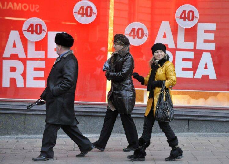 Venäläisiä turisteja matkalla ostoksille.