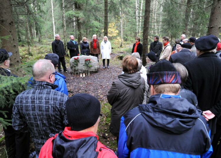 Uusi Kukka esiintyi Puustellinmetsän punaisten muistokiven paljastustilaisuudessa.