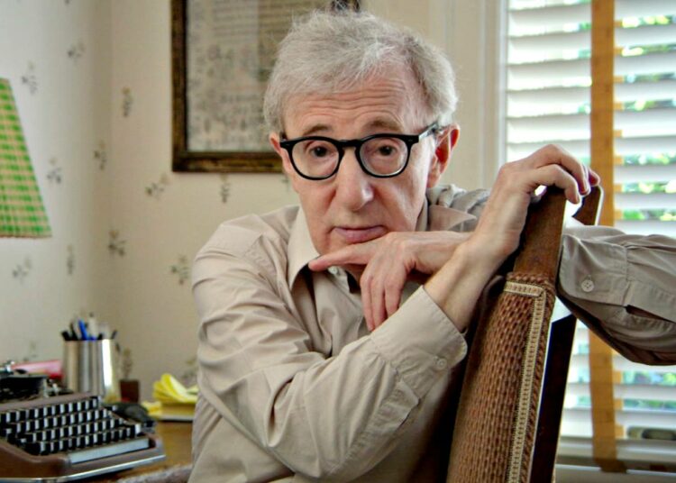 Elokuvaohjaaja, koomikko, käsikirjoittaja ja muusiikko Woody Allen.