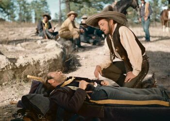 Murhasyytettä Meksikoon paennut Martin Brady (Robert Mitchum, oik.) palaa kuukauden westernissä Teksasiin tekemään isoja asekauppoja.