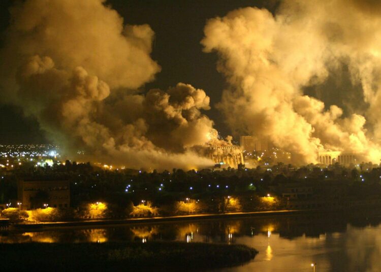 Sodan toinen yö, 21. maaliskuuta vuonna 2003. Yhdysvaltain ilmaiskut Bagdadiin jatkuivat.