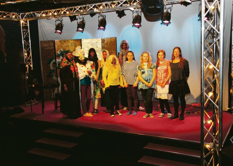 Monikulttuurinen teatteri-ilmaisun ryhmä esiintyi toukokuussa Teatterimuseon tiloissa. Ohjaaja Petra Haapio oikeassa reunassa.