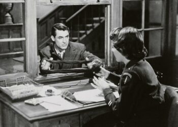 Komediaklassikossa amerikkalainen naisupseeri yrittää kuljettaa ranskalaisen sulhasensa sotamorsiamena Amerikkaan. Kuvassa Cary Grant.