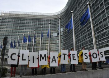 Ilmastoaktivisteja osoittamassa mieltään EU:n komission päämajan luona Brysselissä pari viikkoa sitten.