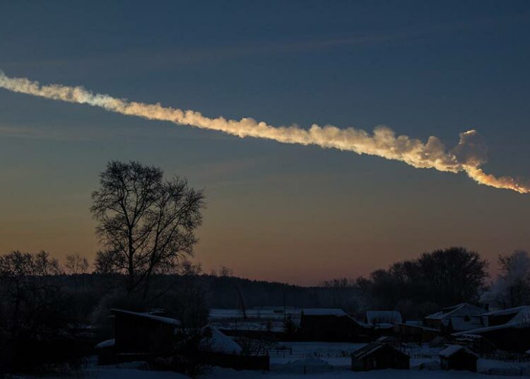Tämä kuva Tšeljabinskin meteorin jälkeensä jättämästä savuvanasta otettiin noin 200 kilometrin etäisyydeltä.