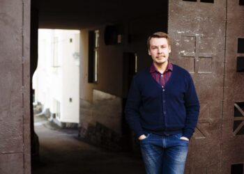 Lapsiasiainvaltuutettu Tuomas Kurttila muistuttaa kestävän yhteiskunnan perustuvan huolenpitoon lapsista.