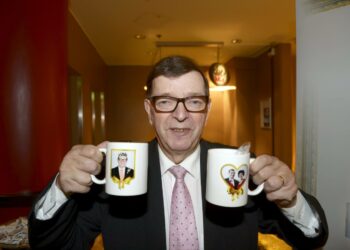 Keskustan euroehdokas Paavo Väyrynen vaalimukeineen.