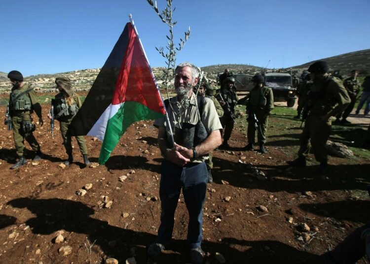 Mielenosoittajat yrittivät viime viikolla istuttaa oliivipuita Israelin miehittämälle alueelle Länsirannalla.