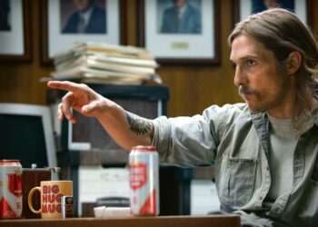 Poliisin olisi ratkaistava murha, mutta uskonnollisiin kultteihin erikoistunut taho yrittää kaapata tapauksen näppeihinsä. Kuvassa Matthew McConaughey.