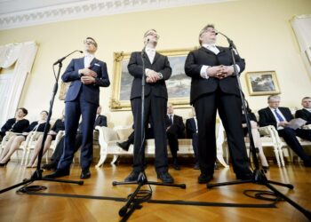 Vasemmistoliiton Annika Lapintie kutsuu miljonääri-pääministeri Juha Sipilän (kesk.) hallitusta miljonäärihallitukseksi. Kuvassa Stubb (vas.), Sipilä ja Soini tiedotustilaisuudessa perjantaina 29.5.