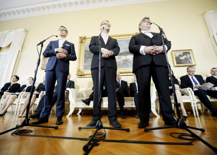Vasemmistoliiton Annika Lapintie kutsuu miljonääri-pääministeri Juha Sipilän (kesk.) hallitusta miljonäärihallitukseksi. Kuvassa Stubb (vas.), Sipilä ja Soini tiedotustilaisuudessa perjantaina 29.5.