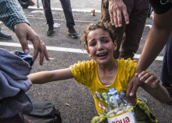 Unkarin mellakkapoliisin kyynelkaasua päälleen saanut tyttö Serbian rajalla syyskuussa.