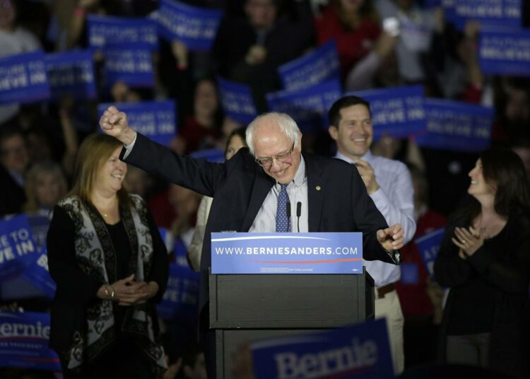 Bernie Sanders juhli maanantai-iltana Iowan osavaltion pääkaupungissa Des Moinesissa.