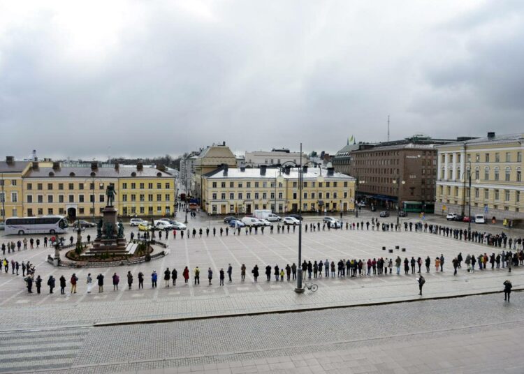 Helsingin yliopiston henkilökunnan ulosmarssijat ja heidän tukijansa muodostivat murheellisten piirin huhtikuun 20. päivänä vastalauseenaan yliopiston irtisanomisille.
