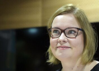 Sote-palveluista vastaavana ylimpänä virkamiehenä Laura Rädyllä on mittava määrä sisäpiiritietoa Helsingin kaupungin terveyspalvelujen kilpailuttamisesta sekä Helsingin ja Uudenmaan sairaanhoitopiirin (HUS) toiminnasta.