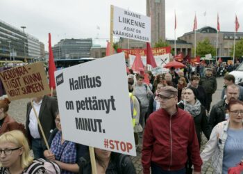 Myös Lehtikuvan kuvaaja dokumentoi mielenosoituksen.