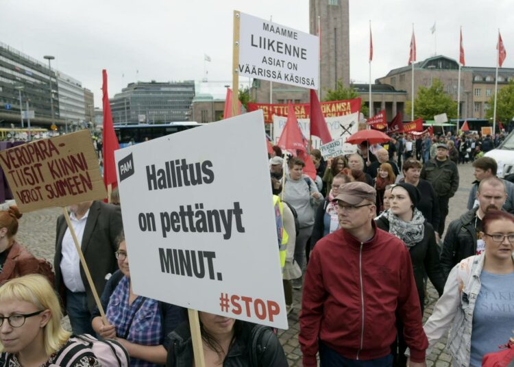Myös Lehtikuvan kuvaaja dokumentoi mielenosoituksen.